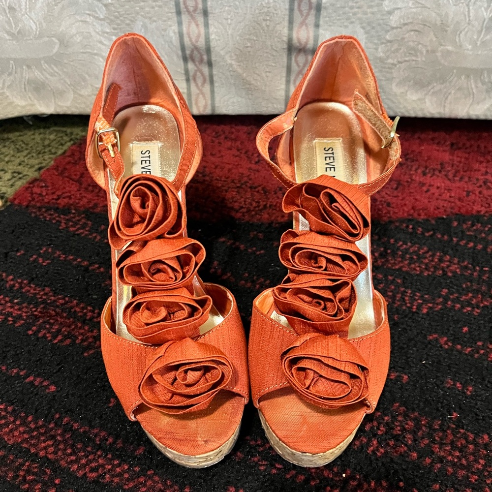 Steve Madden size 6 terra cotta wedge Heels with rose embroidered T straps